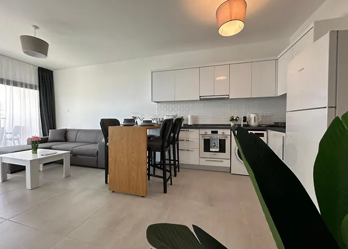 Caesar Atilius 58 Apartment *