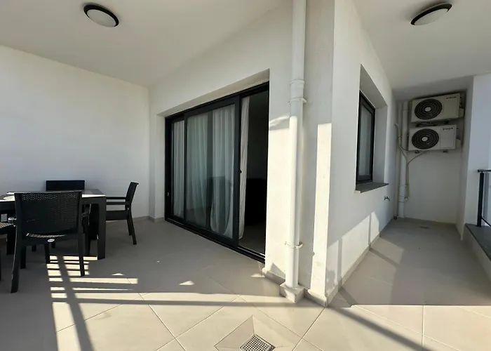 Caesar Atilius 58 Apartment Trikomo